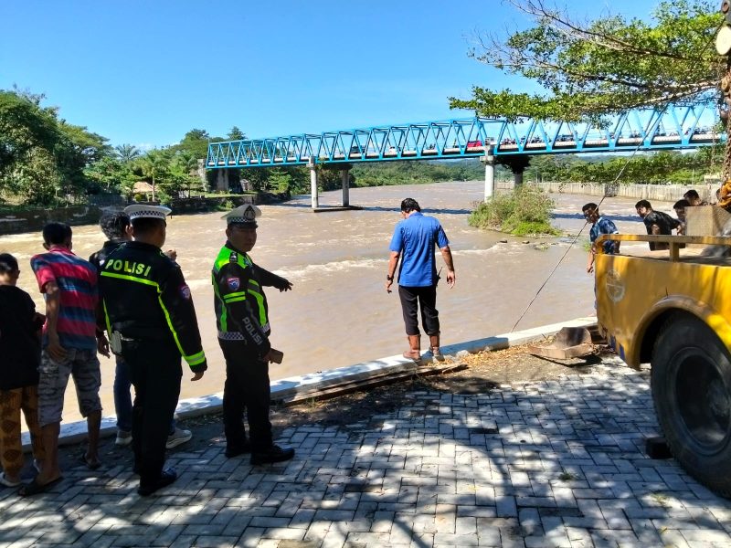 Sat Lantas Polres Lahat gerak cepat evakuasi mobil Terjun ke Sungai Lematang, Pengemudi Selamat dengan Luka Ringan